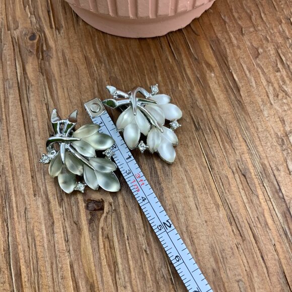 Charpel Vintage Lucite Rhinestone Silver Tone Flower Leaf Clipped Earrings - Picture 7 of 7